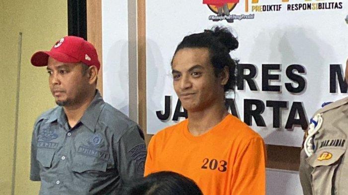 VADEL BADJIDEH TERSANGKA - Vadel Badjideh dihadirkan ke publik usai ditetapkan sebagai tersangka kasus dugaan persetubuhan di Polres Metro Jakarta Selatan, Jumat (14/2/2025). Terlihat Vadel Badjideh menggunakan baju berwarna oranye bertuliskan tahanan dan tangannya diborgol.