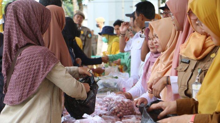 WARGA antusias belanja sembako murah di lokasi GPM di halaman Stadion Pertasi Kencana, Pelaihari, Senin (1/4) pagi. 
 
