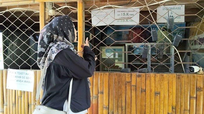 Loket membeli karcis masuk Kampung Tandilang di Hulu Sungai Tengah, Kalimantan Selatan.