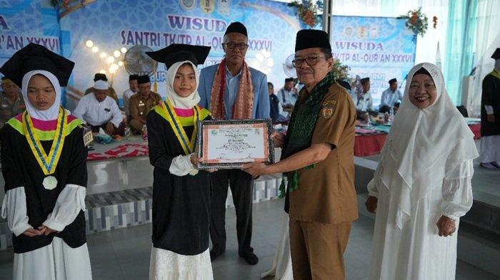 Wakil Bupati HST, Drs H Mansyah Sabri saat mewisuda ratusan santri di tiga Kecamatan di HST.