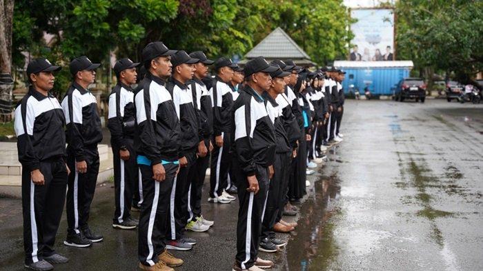 Wakil Bupati HST, Drs H Mansyah Sabri saat melepas kontingen Porseni PGRI