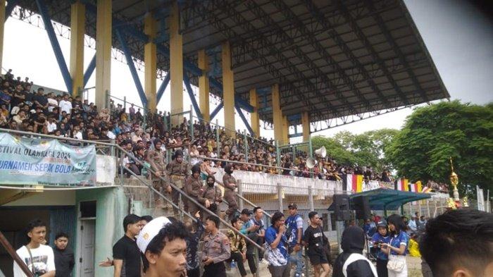 Wakil Bupati HST, Drs H Mansyah Sabri saat menutup resmi turnamen sepak bola pelajar Bupati CUP 2024