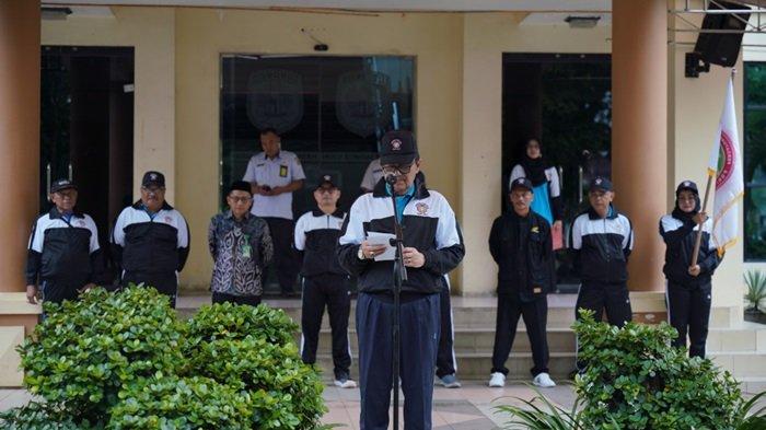 Wakil Bupati HST, Drs H Mansyah Sabri saat melepas kontingen Porseni PGRI