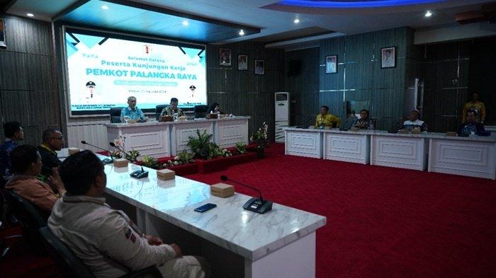 Wakil Bupati HST, Drs H Mansyah Sabri saat menerima kunjungan dari Pemkot Palangka Raya.