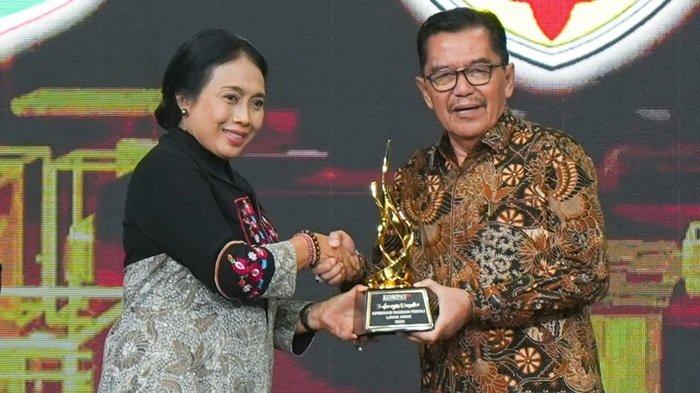 Wakil Bupati HST, Drs H Mansyah Sabri saat menerima Apreseasi  Daerah Peduli Layak Anak dari Kompas TV