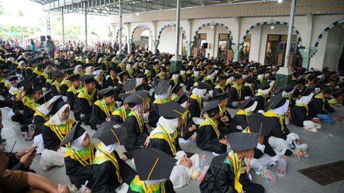 Wakil Bupati HST, Drs H Mansyah Sabri saat mewisuda ratusan santri di tiga Kecamatan di HST.