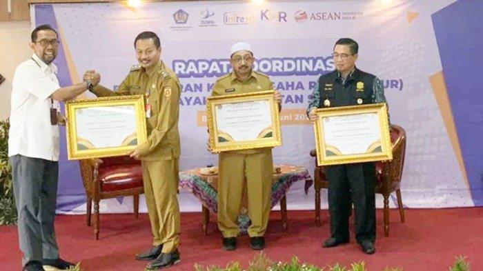 Wakil Wali Kota Banjarbaru, Wartono, saat menerima penghargaan terbaik atas penyaluran Kredit Usaha Rakyat (KUR) dan pemanfaatan Sistem Informasi Kredit Program (SIKP) di wilayah Provinsi Kalimantan Selatan periode 2022.