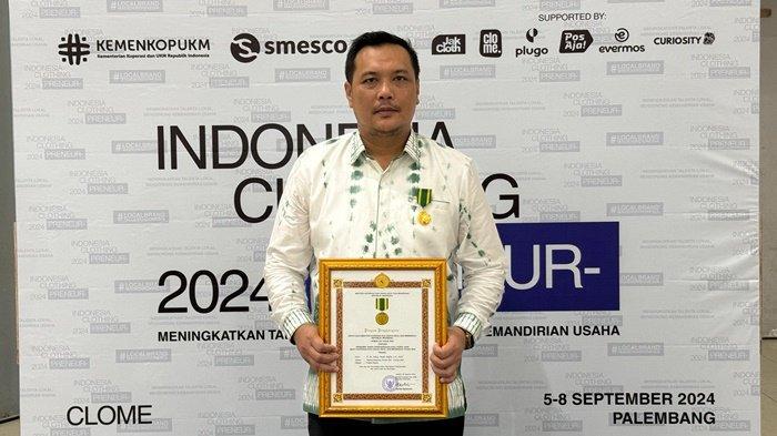 Wali Kota Banjarbaru, Aditya Mufti Ariffin saat menerima Penghargaan Jasa Bakti Koperasi dan Usaha Kecil dan Menengah (UMKM) Kategori Pejabat Negara dari Kementerian Koperasi dan UKM Republik Indonesia.