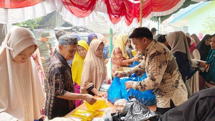 Warga berbelanja bahan pangan pada pasar murah di Desa Kandang Jaya, Kecamatan Lampihong, Kabupaten Balangan, Provinsi Kalimantan Selatan, Senin (2/10/2023).