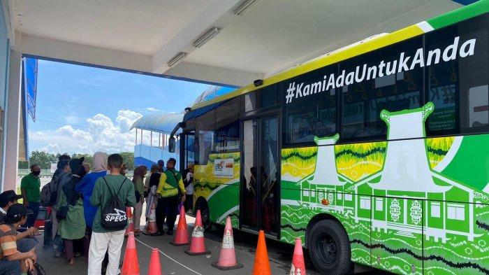 Warga menaiki BTS Trans Banjarbakula di Terminal Gambut Barakat KM 17, Kabupaten Banjar, Kalimantan Selatan.