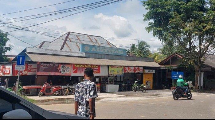 KULINER KHAS BANJAR- Warung makan banyak berjejer di kawasan RPTRA Benua Anyar Banjarmasin, sambil bersantai pengunjung bisa berbelanja kuliner khas Banjar.