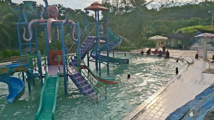 PENGUNJUNG BERMAIN AIR - Waterpark Riam Mahony yang berlokasi di Desa Padang Sari, Jalan Bumbun, Kecamatan Binuang, Kabupaten Tapin patut dicoba.