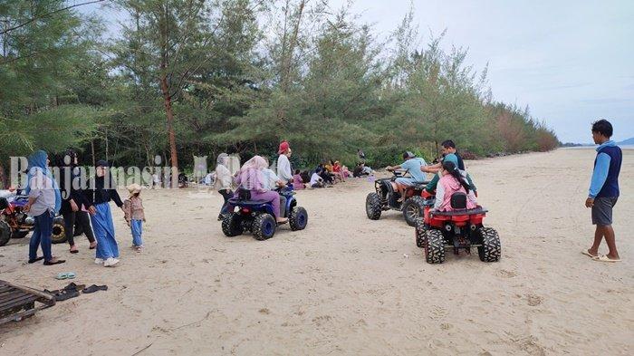 Kendaraan jenis ATV yang bisa disewa pengunjung Pantai Jo Cemara di Pagatan, Kabupaten Tanah Bumbu (Tanbu), Kalimantan Selatan, Senin (13/2/2023). 