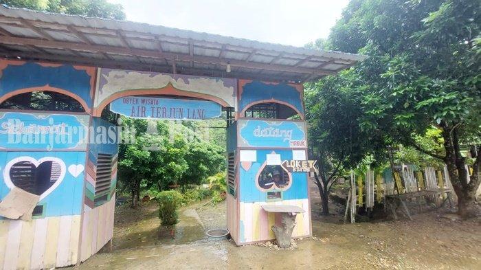 Wisata Kalsel. Gerbang menuju Air Terjun Lano di Desa Lano, Kecamatan Jaro, Kabupaten Tabalong, Provinsi Kalimantan Selatan, Minggu (21/5/2023).