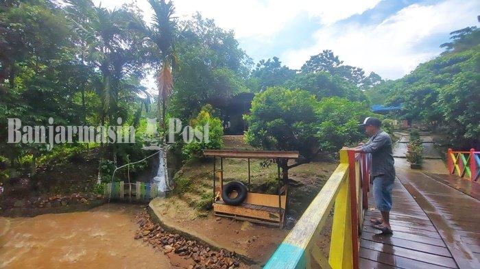 Wisata Kalsel. Jembatan tempat memandang Air Terjun Lano di Desa Lano, Kecamatan Jaro, Kabupaten Tabalong, Provinsi Kalimantan Selatan, Minggu (21/5/2023).