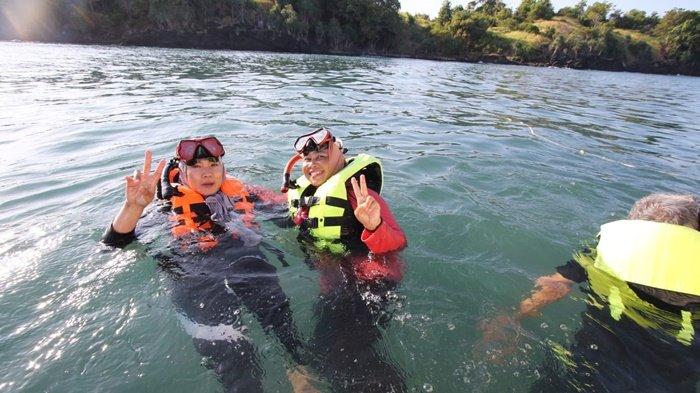 Wisata Kalsel. Menyelam menggunakan peralatan snorkeling untuk melihat pemandangan bawah air di Pantai Teluk Tamiang, Kabupaten Kotabaru, Provinsi Kalimantan Selatan (Kalsel), memberikan pemandangan yang indah dengan airnya yang biru jernih.