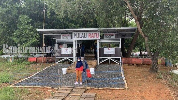 Wisata Kalsel - Pulau Ratu terletak di tengah danau Waduk Riam Kanan di Desa Tiwingan Lama, Kecamatan Aranio, Kabupaten Banjar, Provinsi Kalimantan Selatan.