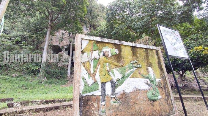 Wisata Kalsel. Relief Angui dan ibunya, Kudampai, ilustrasi kutukan yang menjadi mitos berkembang di masyarakat setempat sebagai awal mula Gua Batu Hapu di Desa Bagu Hapu, Kecamatan Hatungun, Kabupaten Tapin, Provinsi Kalimantan Selatan.