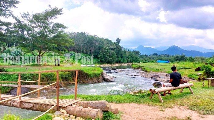 Wisata Kalsel. Menikmati matahari terbit dari balik gunung, dapat dilakukan di kawasan Riam Bidadari, Desa Lumbang, Kecamatan Muara Uya, Kabupaten Tabalong, Provinsi Kalimantan Selatan, Selasa (6/6/2023).