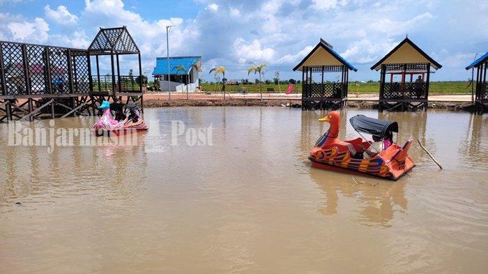 
Wisata Kalsel. Wahana sepeda air menjadi permainan yang paling diminati pengunjung Jejangkit Ecopark di Desa Jejangkit Muara, Kecamatan Jejangkit, Kabupaten Barito Kuala (Batola), Provinsi Kalimantan Selatan, Senin (14/11/2022).