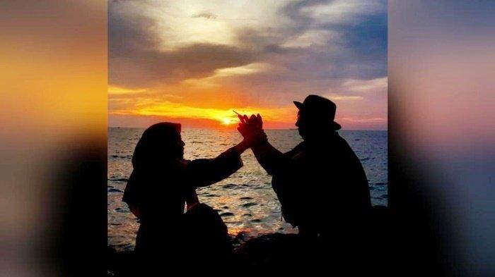 Wisata Kalsel. Pelancong menikmati sensasi matahari terbenam di Pantai Teluk Tamiang, Desa Teluk Tamiyang, Kecamatan Pulau Laut Tanjung Selayar, Kabupaten Kotabaru, Provinsi Kalimantan Selatan, Kamis (8/12/2022).