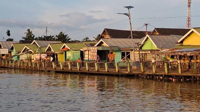 KAMPUNG HIJAU-Wisata Susur Sungai Banjarmasin Ramai Meski Hari Biasa, Kampung Hijau Jadi Favorit. 