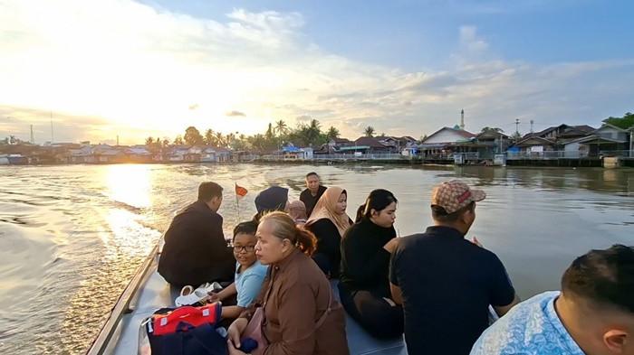 Wisata Susur Sungai Banjarmasin Tawarkan Rute Beragam, Tarif Mulai Rp 10 Ribu hingga Rp 650 Ribu.