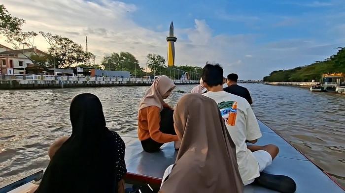 Wisata Susur Sungai Banjarmasin, mudah diakses dan tersedia dari pagi hingga Malam.