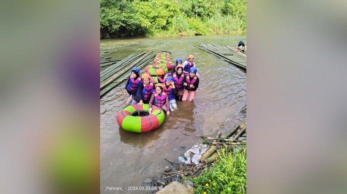 Wisatawan menikmati River Tubing Meratus Kantauan Lestari di Loksado, Hulu Sungai Selatan.
