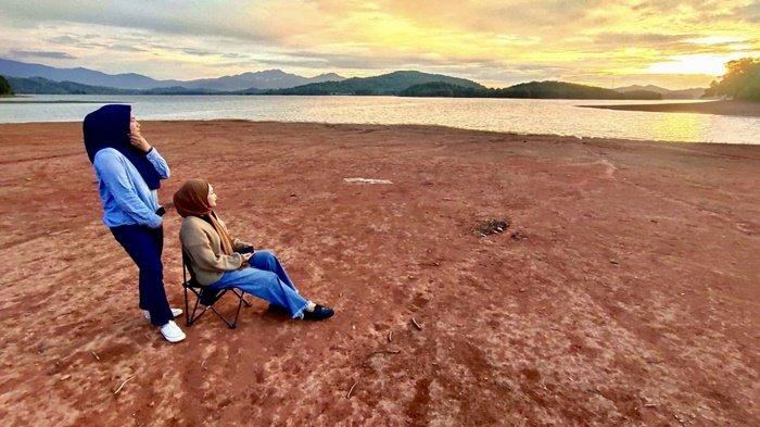 Wisatawan sedang bersantai menikmati indahnya sunset di Murung Batu Laba, Desa Tiwingan Lama, Kecamatan Aranio, Kabupaten Banjar.