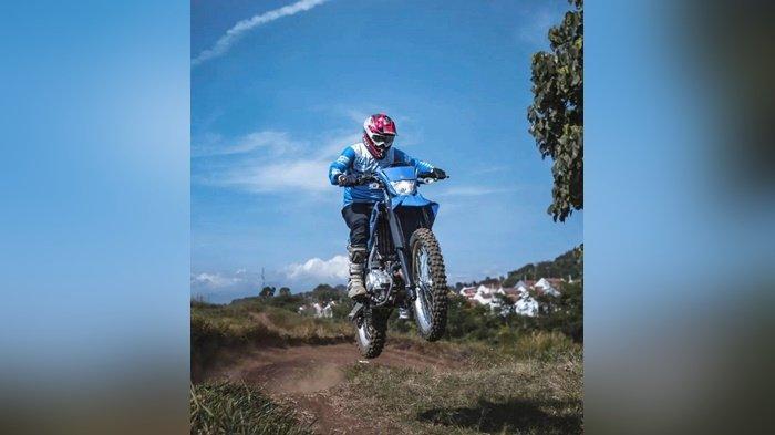 Yamaha WR 155R memang tangguh, menawarkan sensasi petualangan baru di dunia trail. Tak hanya untuk menerabas jalur off road yang penuh halang rintang, tapi juga meluncur di jalan raya.