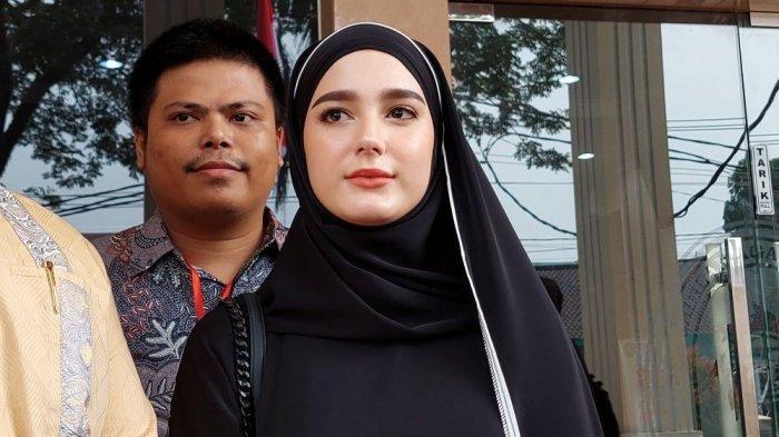 Yasmine Ow mantap bercerai dengan Aditya Zoni usai jalani persidangan di Pengadilan Agama Cibinong, Rabu (22/5/2024).