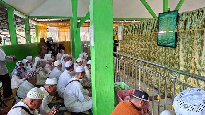 (ZIARAH- Tak sedikit peziarah yang menghabiskan waktu berjam-jam di kubah Datu Nuraya, Desa Tatakan, Kecamatan Tapin Selatan, Kabupaten Tapin, Provinsi Kalimantan Selatan, berdoa, bertafakur, atau sekadar merenung, Minggu (8/6/2025). 