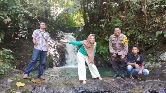 Air terjun Siwalangan di Desa Kindingan airnya begitu jernih dan sejuk. 