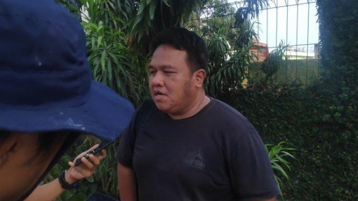 Aktivis sekaligus jurnalis senior, Dandhy Dwi Laksono di sekitar kediamannya di Jatiwaringin, Jumat (27/9/2019).