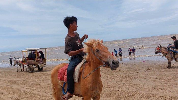 Aneka wahana permainan di Pantai Batakan Baru, bisa naim kuda atau ATV.