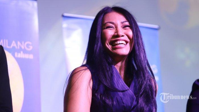 Penyanyi Anggun C Sasmi atau Anggun berpose usai jumpa pers jelang konser #GemilangDi30Tahun di kawasan Sudirman, Jakarta, Senin (1/7/2019). 