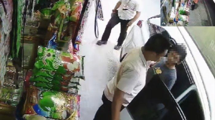 PENGOPLOSAN BBM DI BALIKPAPAN - Tangkapan layar salinan CCTV detik-detik penangkapan ME (34) di depan tokonya oleh personel Unit Tipidter Polresta Balikpapan pada Kamis (18/4/2024) sore. penangkapan terhadap ME terjadi persis di depan toko yang juga merupakan kediamannya, yakni di Jalan Soekarno Hatta KM 10, Balikpapan Utara, Kalimantan Timur.