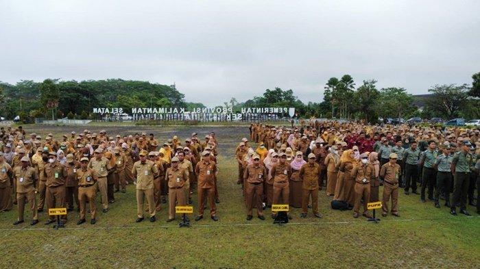 Ribuan pegawai lingkup Pemprov Kalsel mengikuti apel gabungan usai cuti Idul Adha 1444 Hijriah, Halaman Kantor Setda Provinsi Kalsel pada Senin (3/7/2023).
 