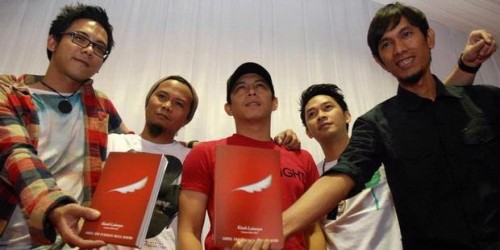 Ariel, Uki, Lukman, Reza, dan David meluncurkan nama baru band mereka, Noah, di kantor Musica Studios, Jakarta, 2 Agustus 2012.