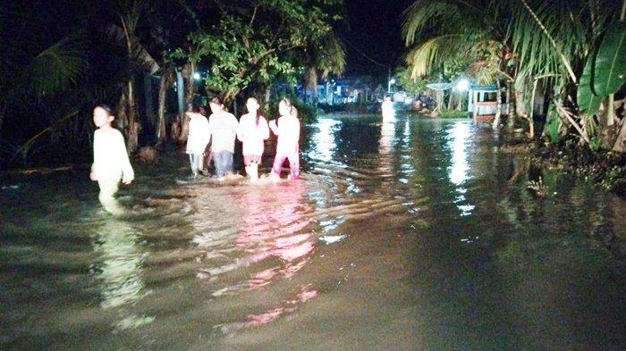 Warga Lari ke Atap, Banjir Hancurkan Desa di Balangan Kalsel
