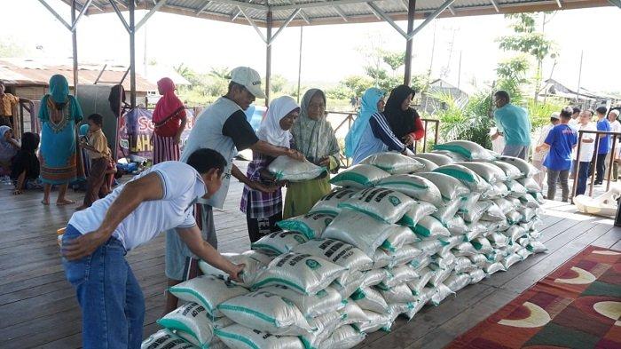 Beras bantuan yang ditolak oleh seorang kepala desa untuk dibagikan kepada warganya yang masih berkecukupan dan mampu.
