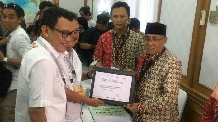Bendahara dan Direktur Materi Debat BPN Prabowo-Sandi, Thomas Djiwandono dan Sudirman Said menyampaikan LPSDK di KPU RI, Jakarta Pusat, Rabu (2/1/2019).
