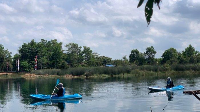 Yuk nikmati bermain Kano di Danau Seran, Kota Banjarbaru. Segini tarif sewanya.
