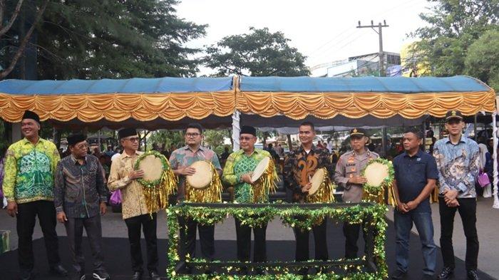 Bupati Kotabaru H Sayed Jafar SH, pejabat teras Pemkab Kotabaru dan Forkopimda resmi membuka pasar kuliner berkah Ramadan 1445 H