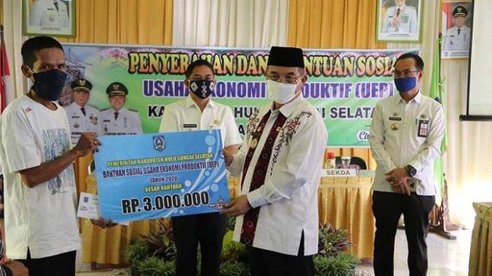 bupati-hss-menyerahkan-bantuan-sosial.jpg