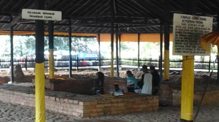 Apa yang Dilakukan Sebagian Pengunjung di Candi Agung Amuntai, Ini