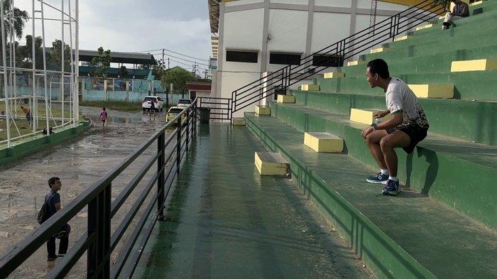 SKB MULAWARMAN- Tampak ramai berdatangan pengunjung dengan pakaian olah raga dari berbagai komunitas dan sekolah, juga warna warninya jersey ramaikan suasana sore di SKB Mulawarman. Pada Sabtu (12/7/2025) sore.