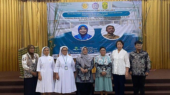 Ketua TPP PKK Banjarmasin dr Siti Wasilah foto bersama usai memberikan edukasi tentang ASI untuk mencegah stunting, di Myriam Hall lantai 3 RS Suaka Insan, Selasa (13/8/2024).
 