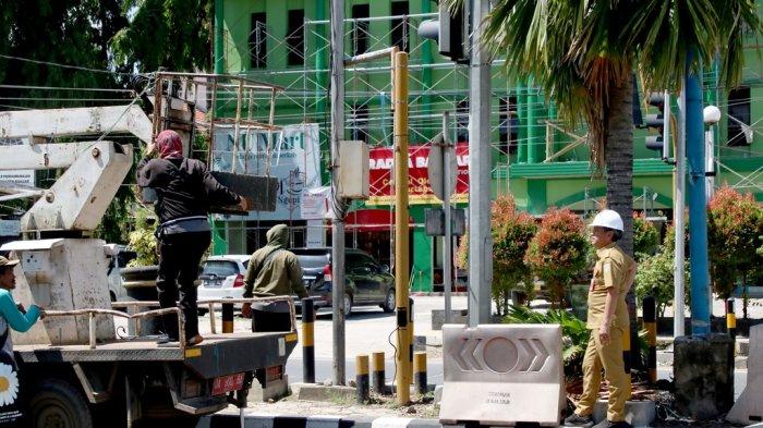 Kepala DKISP Kabupaten Banjar HM Aidil Basith, Selasa (9/1/2024) langsung mengawasi instalasi CCTV di beberapa titik guna mendukung pelaksanaan haul Sekumpul 2024. 
 